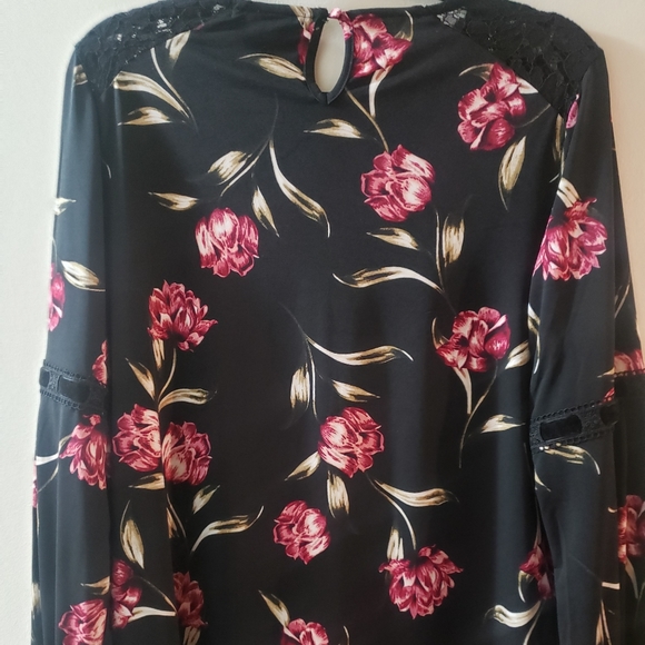 Suzy Shier blouse - Picture 2 of 3